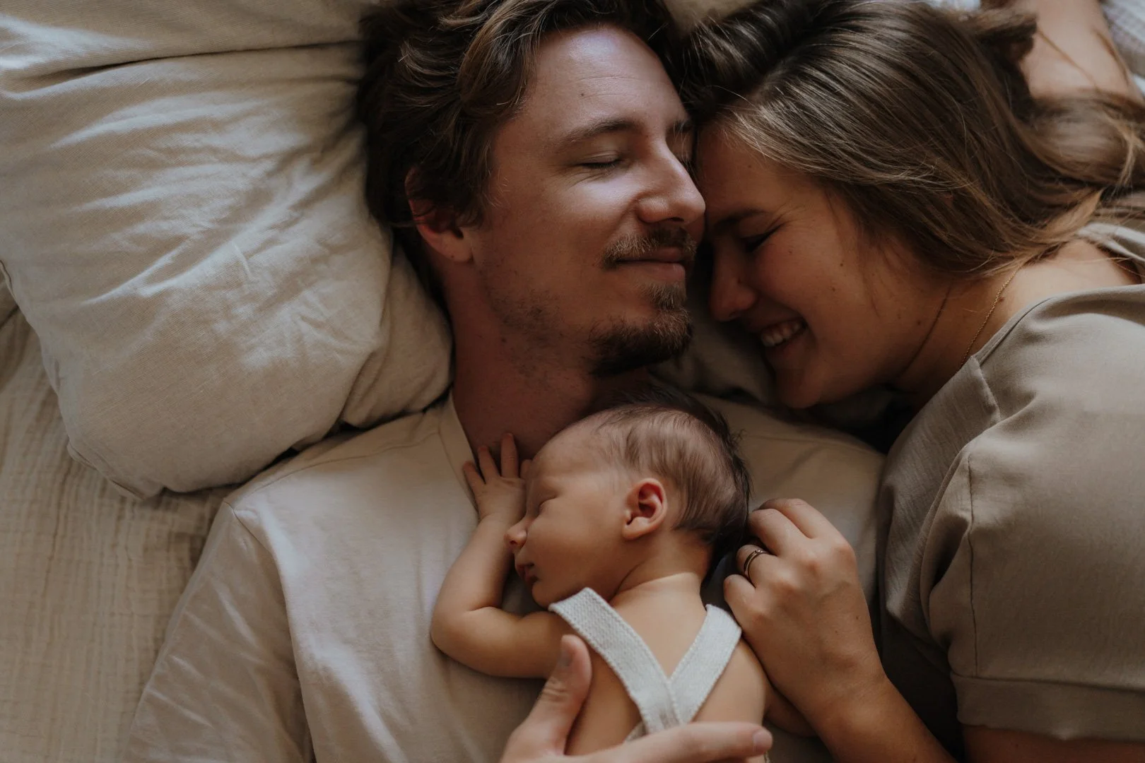 Inniger Moment zwischen Eltern und Neugeborenem.
