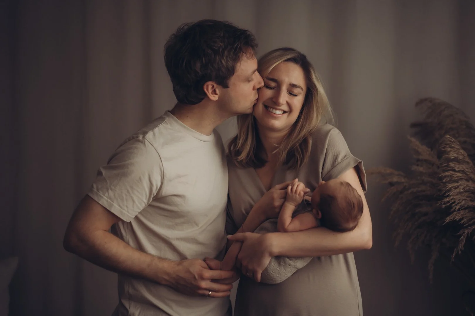 Mama hält Neugeborenes im Studio Kaarst – Newbornshooting