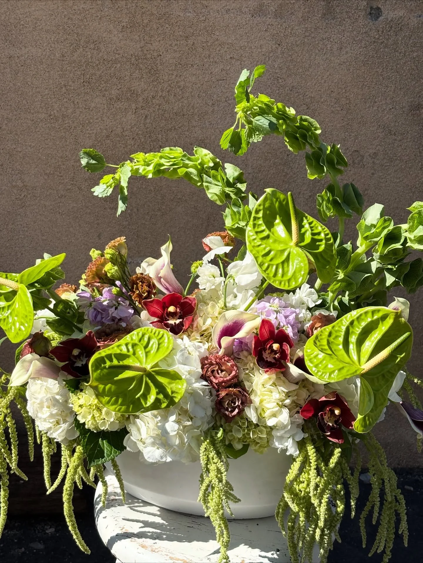 One of my favorite designs from this summer! So thankful for clients who trust in the creative process! 
🪻🪲🍇🤍

&mdash;

#floraldesign #flowermagic #weddingflorist #local #underthefloralspell #ellensburg #lilacandhoneyflorals