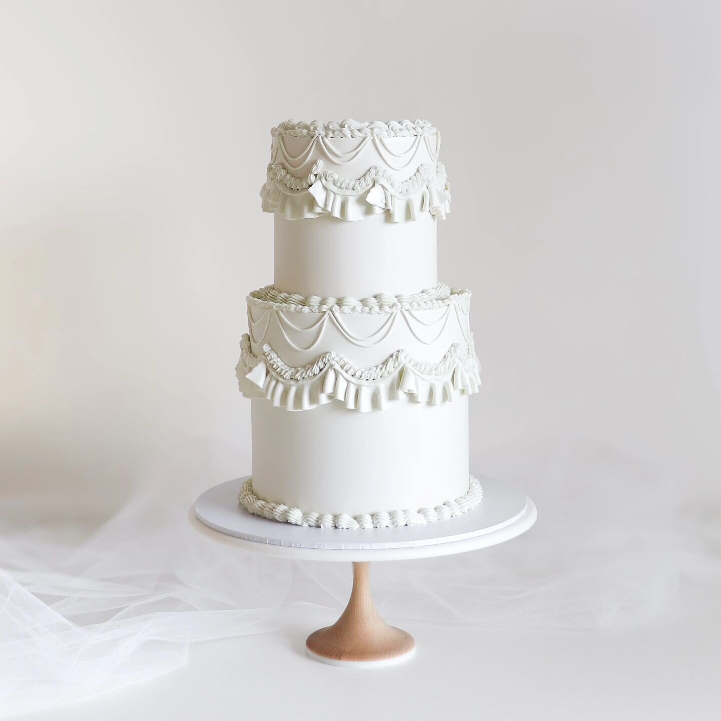 Danielle &amp; Cade 🥂

#weddingcake #lambethcake #vintagecake #whiteweddingcake #geelongcakes #geelongwedding #cakedesign #weddingcakeideas #wedding