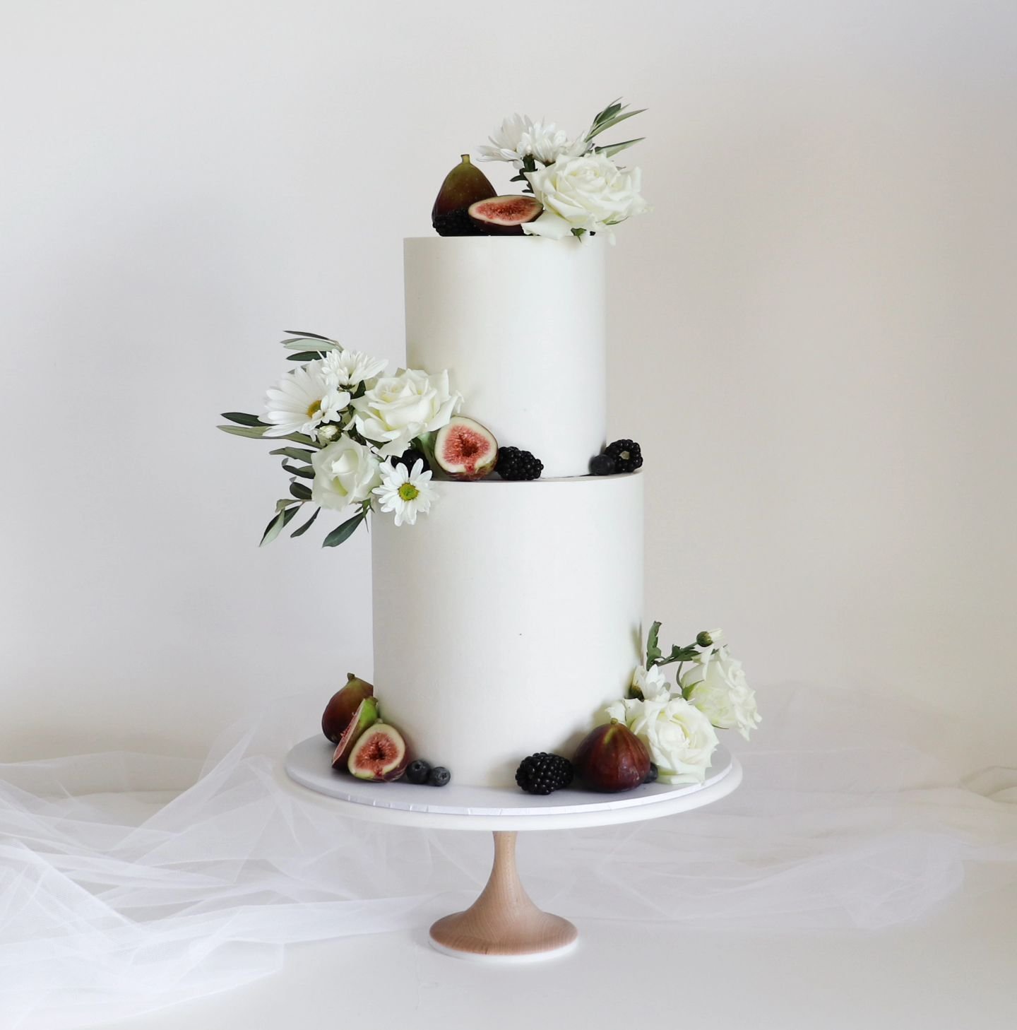 Figs, berries with white and green floral for Francesca &amp; Lucas' big day at @jackrabbitweddings 🥂

#geelongwedding #weddingcake #geelongcakes #wedding #floralcakes #cakedesign