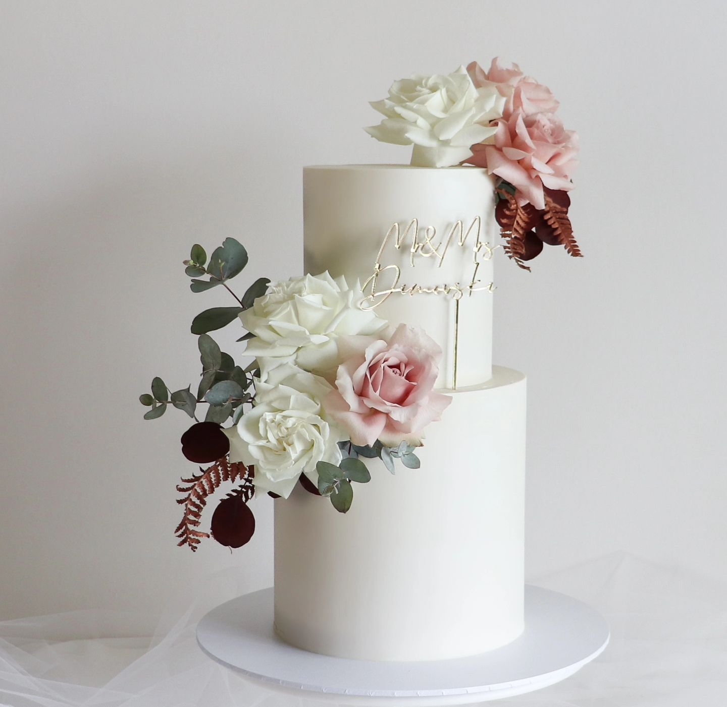 Fresh floral and a buttery (but white! No photo editing here 😉) smooth finish! ✨️
Forever a favourite! 🤗

Topper: @producedbygosh

#buttercreamcake #cakedesign #geelongweddings #geelongcakes #floraldesign #weddingcakes #weddingcakeideas #wedding #f