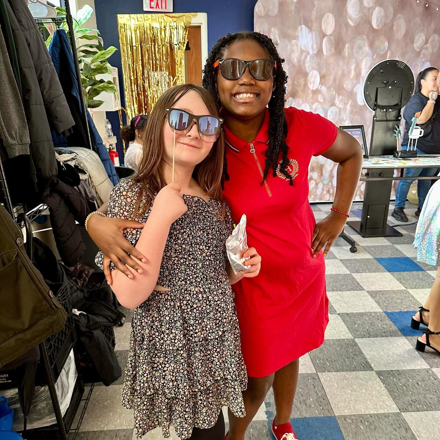 Fun was had by all at Kindle&rsquo;s first school dance! 🕺🏻 🪩 Thank you to all the staff, students, and parent volunteers who made the night a huge success, including @a_and_m_eventrentals who provided the amazing Photo Booth!