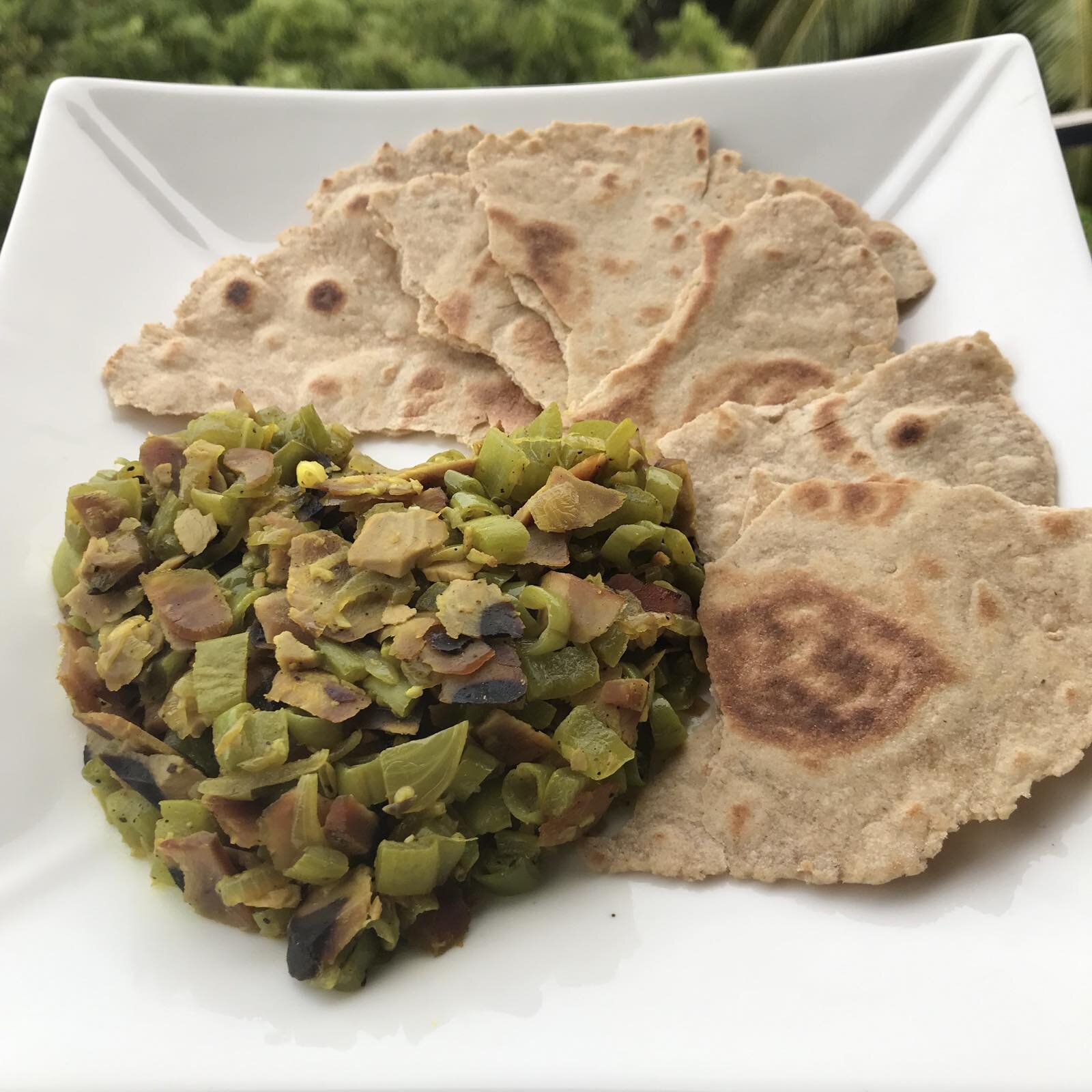 💚 Stir fry snake gourd (Maldivian style) 🇲🇻

✨You will need:
1 tablespoon olive oil
1 medium onion (finely chopped)
2 average garlic (grated)
1 average snake gourd (chopped)
50g green beans (chopped)
1/4 teaspoon turmeric powder
1/4 teaspoon black