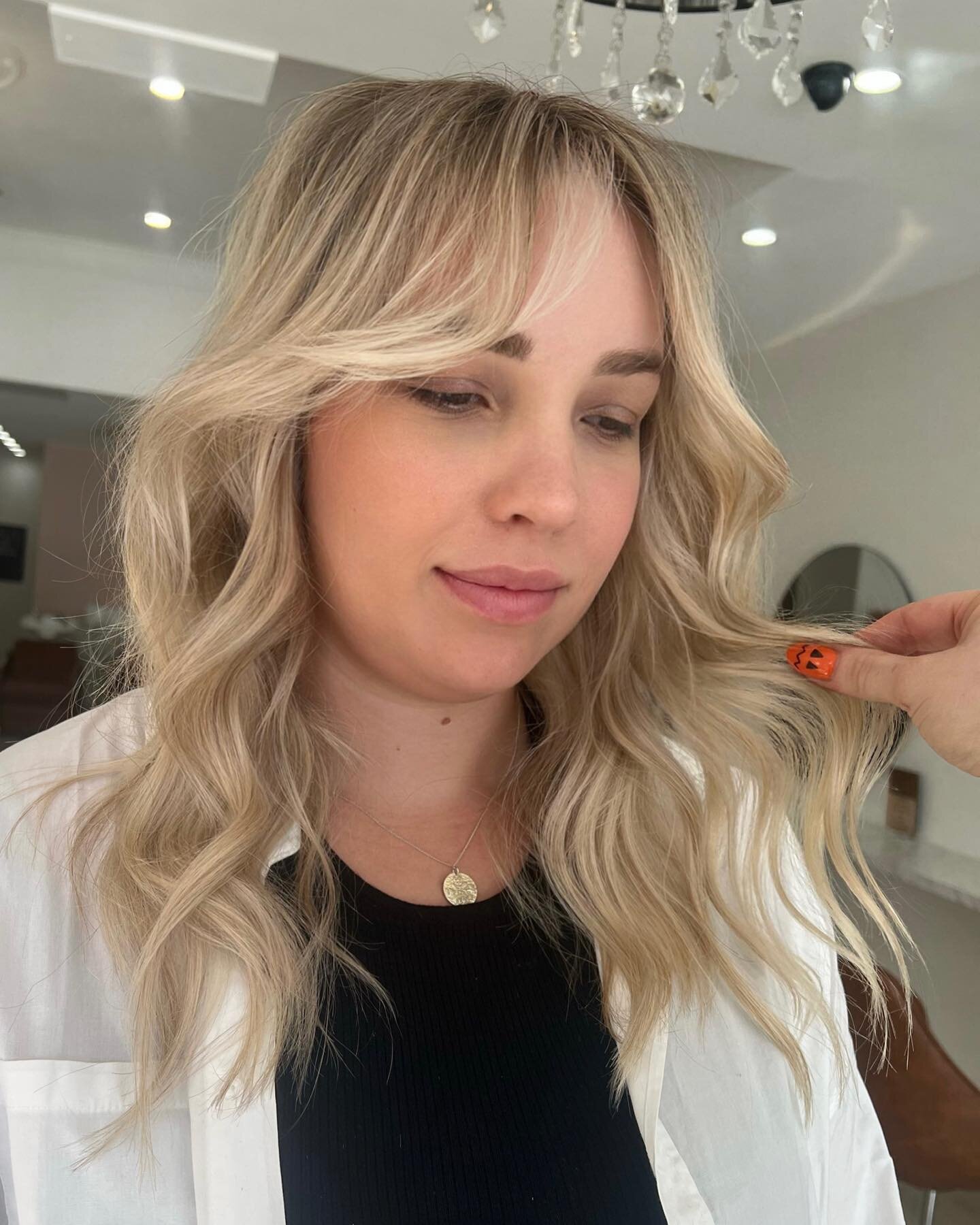 CONTROVERSIAL OPINION but&hellip;.
Sometimes a &ldquo;lived in&rdquo; blonde is overrated 

Give me a clean creamy blonde ANY day of the week 🤷&zwj;♀️

Swipe for before ➡️