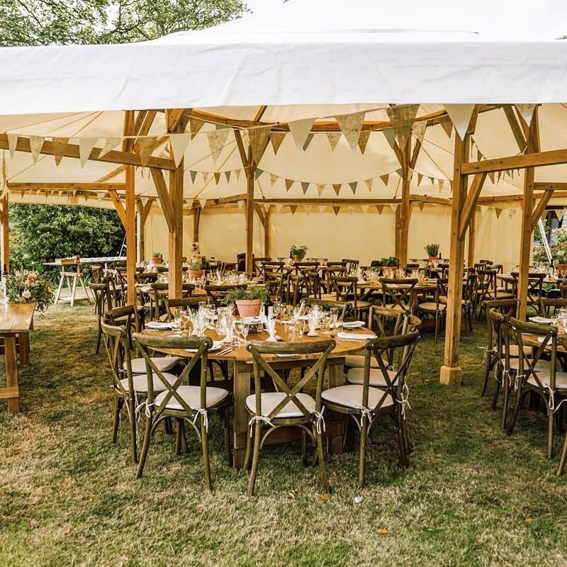 Rustic Simplicity. 😍
.
Does anything compliment our Oak Frame Marquee more than allowing the Oak Beams that spread throughout the hexagonal to do the talking? A feature that separates us from the rest. 💎
.
Our calender is filling up nicely for both