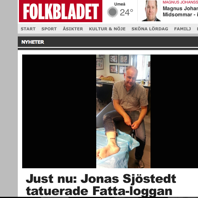 Jonas Sjöstedt tatuerade Fatta-loggan