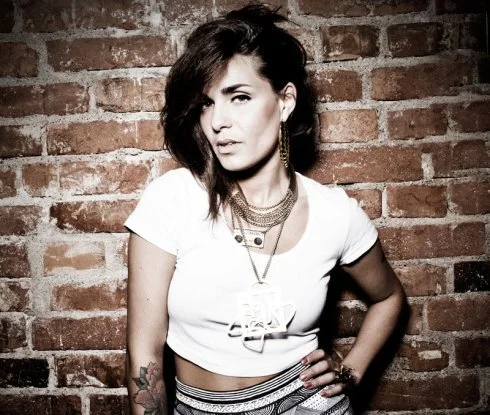 Cleo hjälper tjejer att ta plats