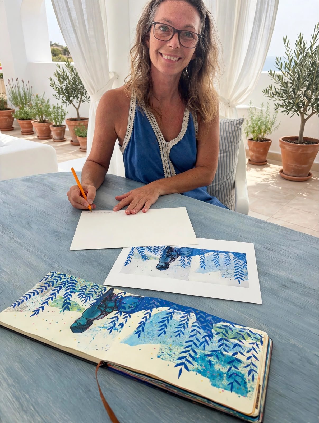 Carolina de Ibiza firmando impresiones Sirena.jpeg