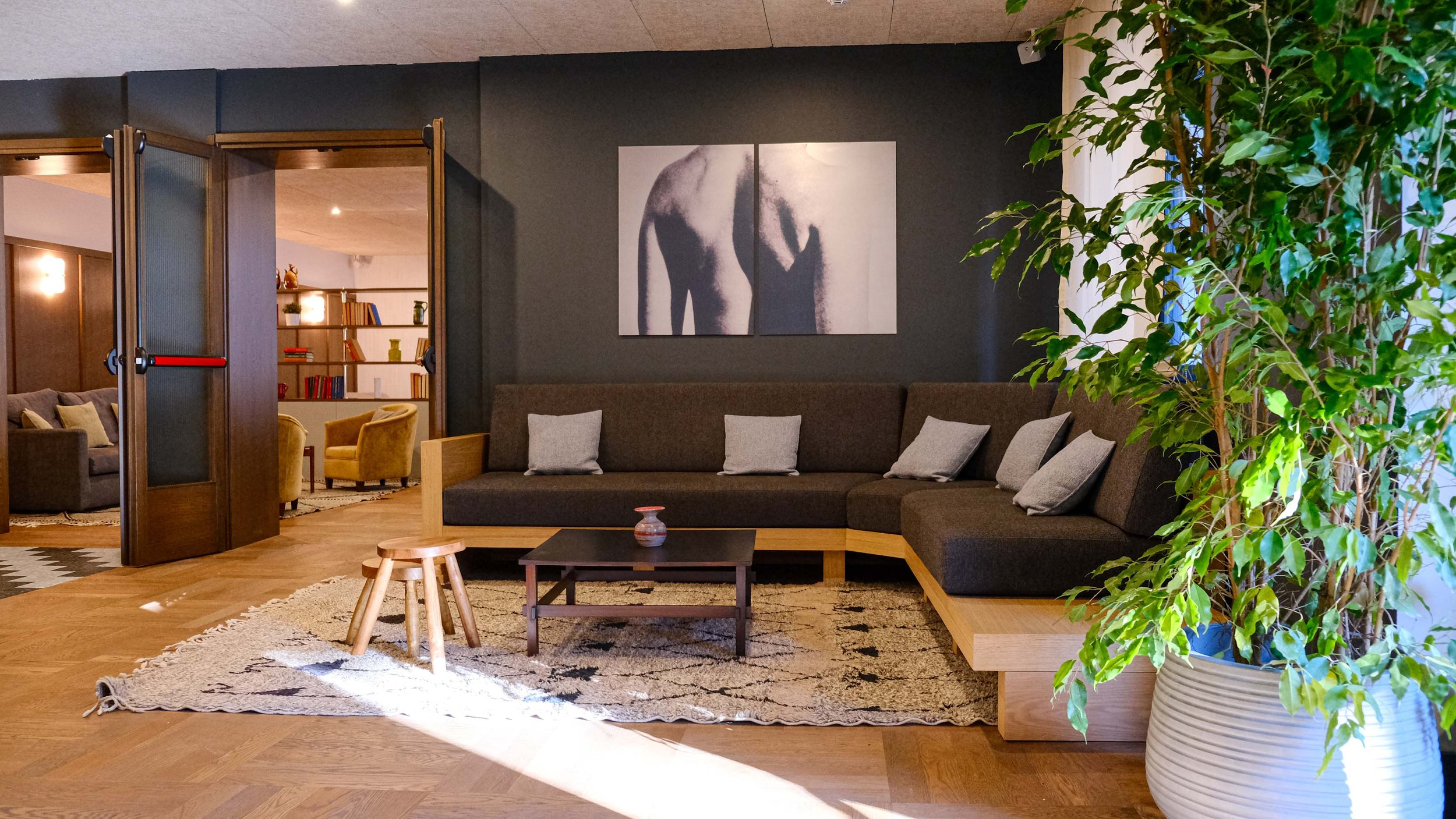 The Club House is a beautiful hotel located in Rome where I completely redesign every space of the structure; from the rooms to the public areas like breakfast room, reception, bar, lobby and terrace.