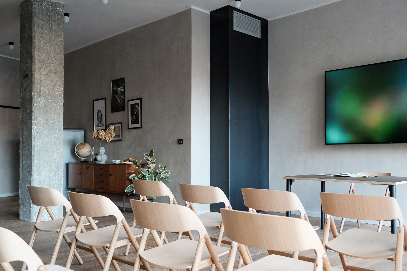 Binario 52 is a meeting room located in the heart of Florence. A functional space where people can focus and discuss about work or just take it easy and relax.