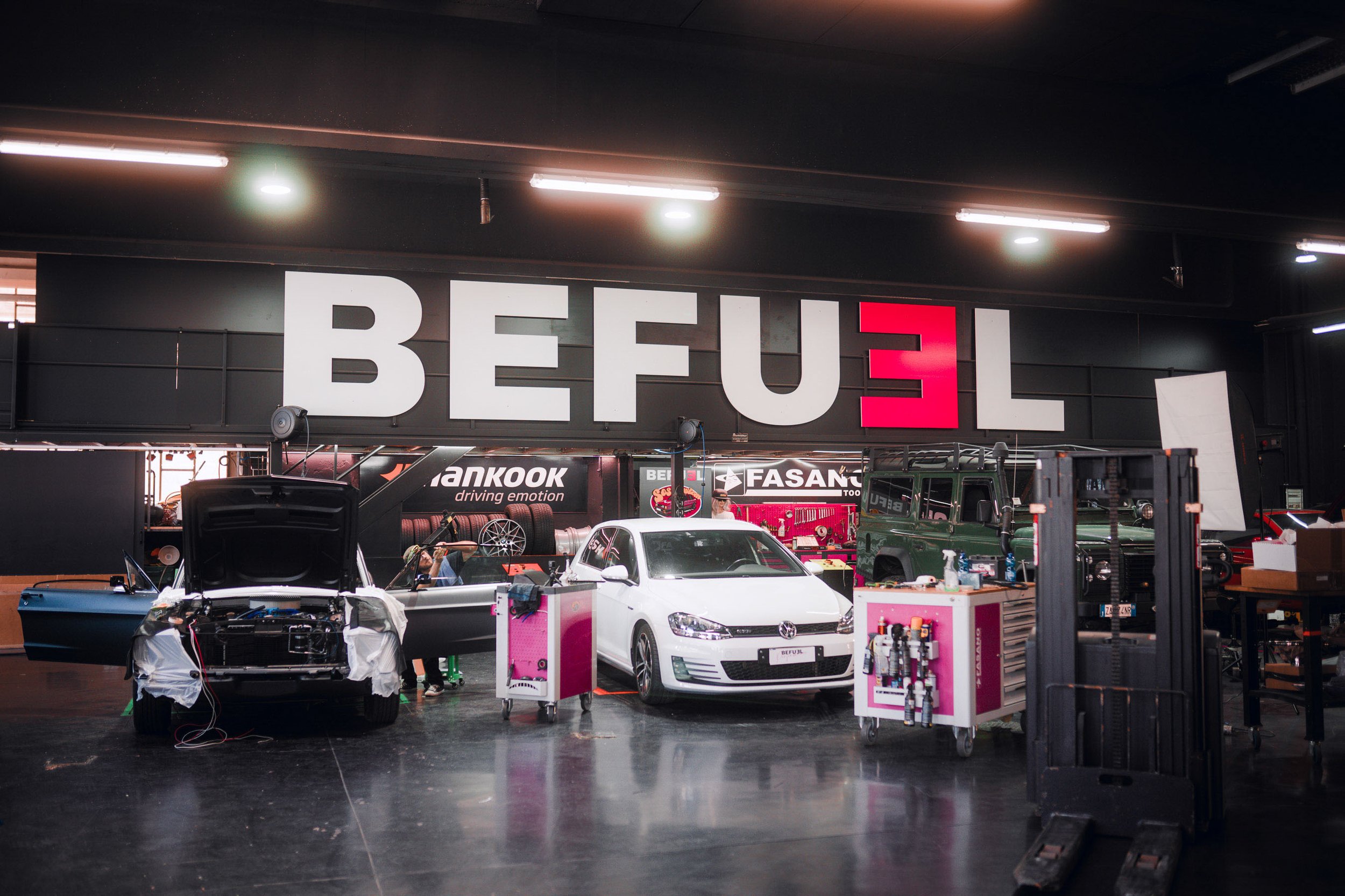 The collaboration between BeFuel Performance and CasaGarage born from the automotive passion and a pinch of madness. We design the first “workshop armchair” and painted it with a motorcycle.