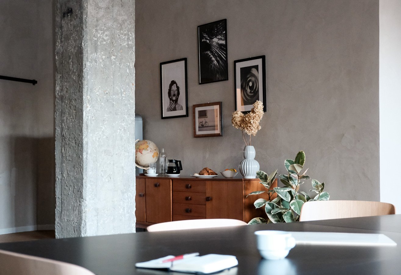 Binario 52 is a meeting room located in the heart of Florence. A functional space where people can focus and discuss about work or just take it easy and relax.