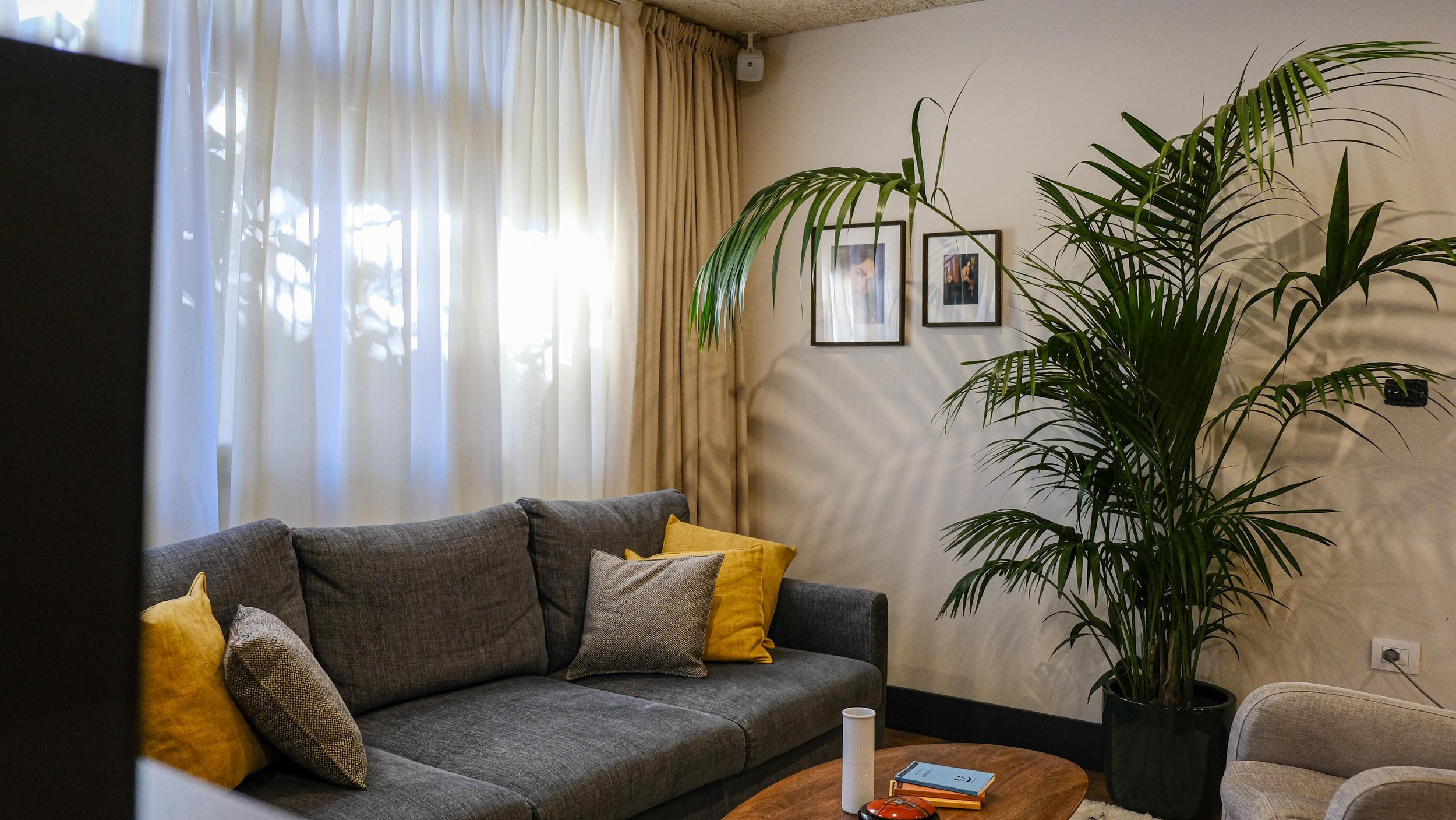 The Club House is a beautiful hotel located in Rome where I completely redesign every space of the structure; from the rooms to the public areas like breakfast room, reception, bar, lobby and terrace.