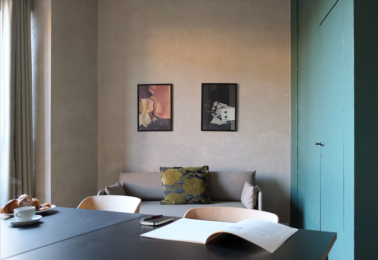 Binario 52 is a meeting room located in the heart of Florence. A functional space where people can focus and discuss about work or just take it easy and relax.