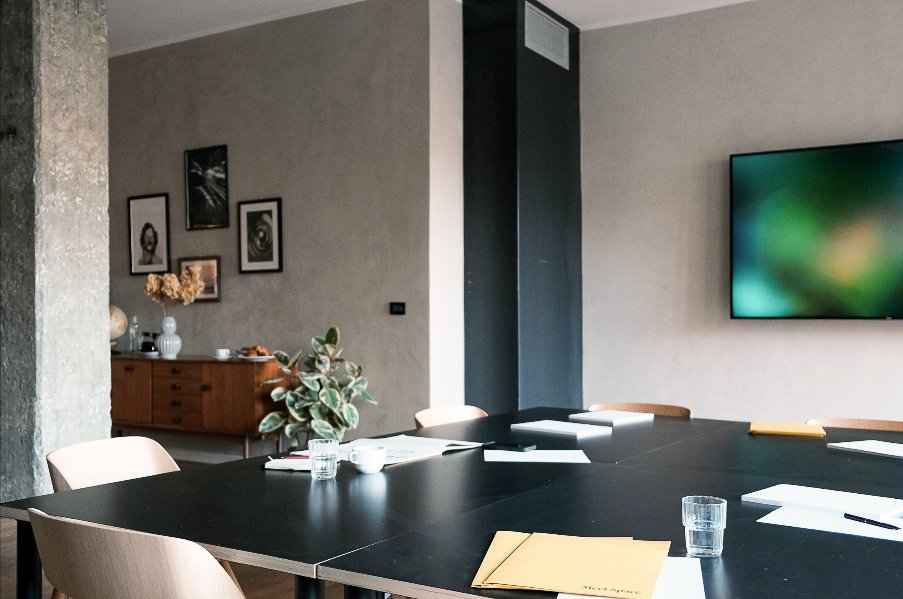 Binario 52 is a meeting room located in the heart of Florence. A functional space where people can focus and discuss about work or just take it easy and relax.