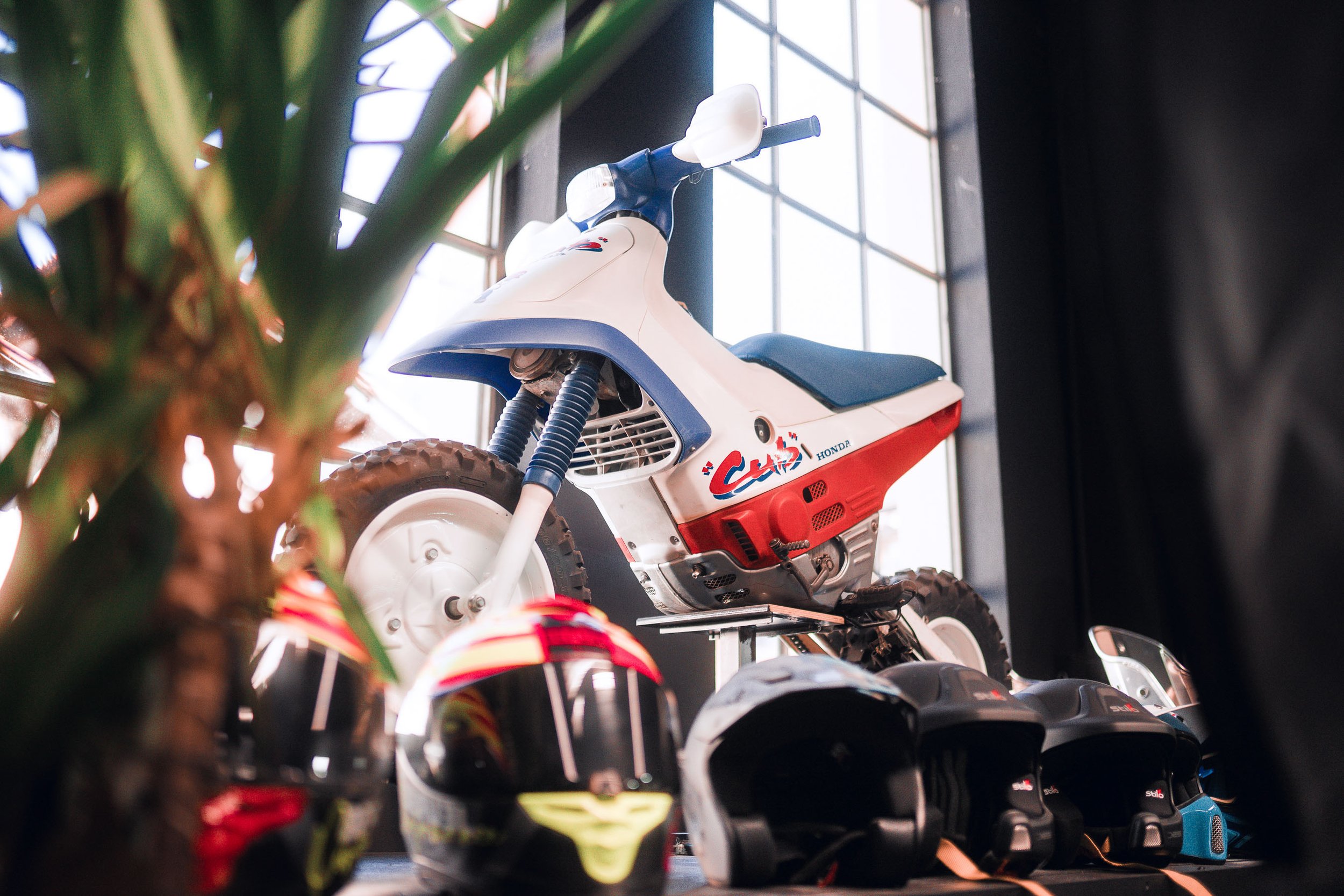 The collaboration between BeFuel Performance and CasaGarage born from the automotive passion and a pinch of madness. We design the first “workshop armchair” and painted it with a motorcycle.