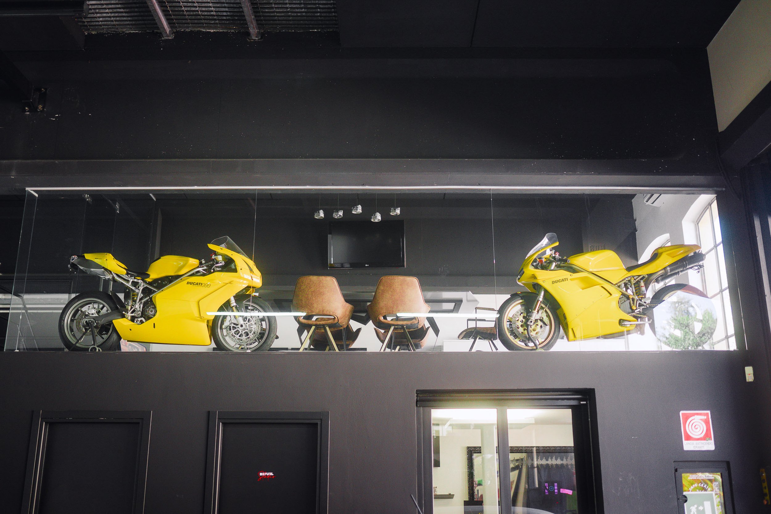 The collaboration between BeFuel Performance and CasaGarage born from the automotive passion and a pinch of madness. We design the first “workshop armchair” and painted it with a motorcycle.