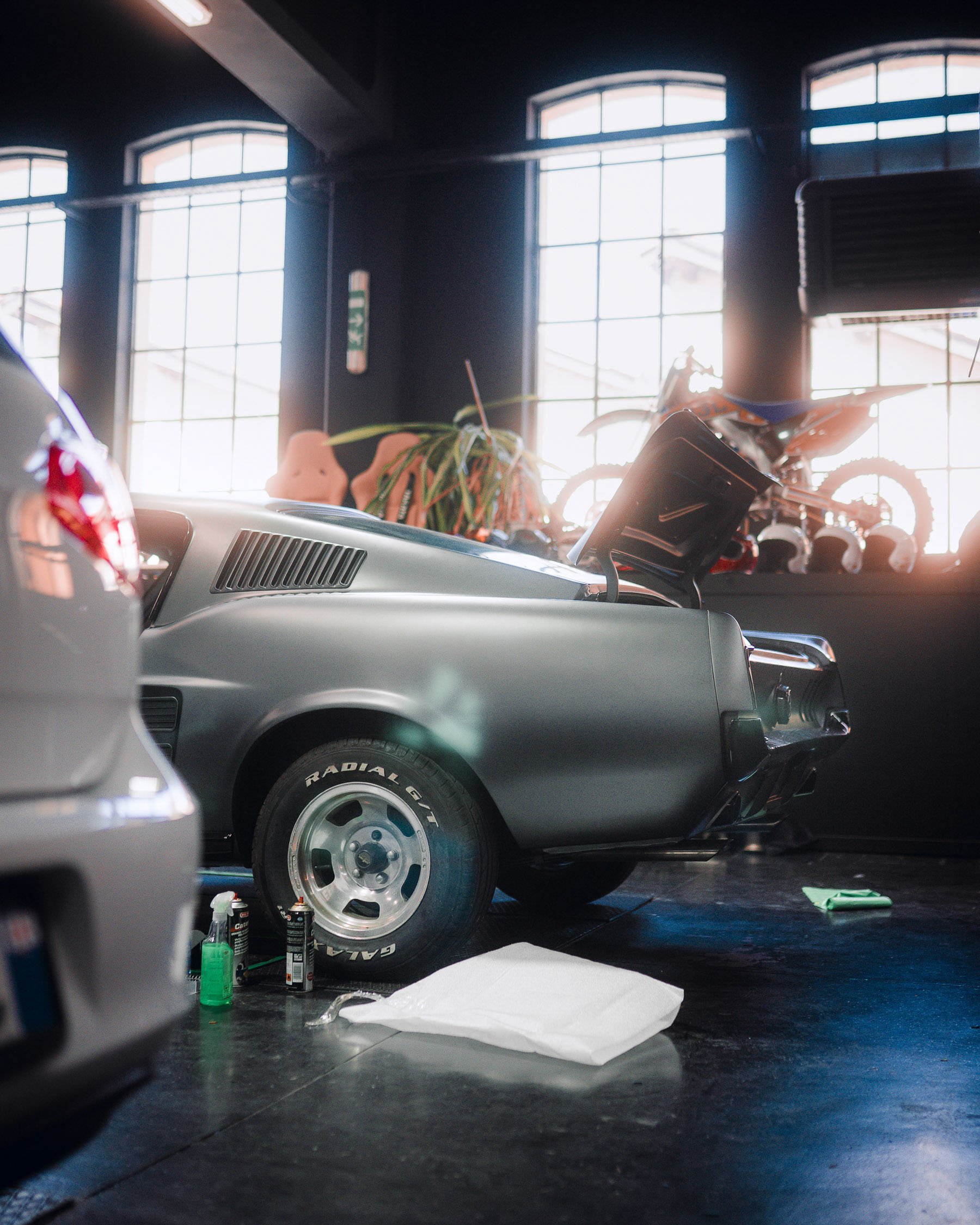 The collaboration between BeFuel Performance and CasaGarage born from the automotive passion and a pinch of madness. We design the first “workshop armchair” and painted it with a motorcycle.