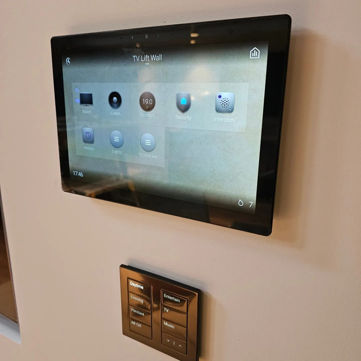 Control4 touchpanel with a Lutron Palladiom Keypad beneath it
Allowing easy control of the whole home
.
.
.
#control4 #lutron
