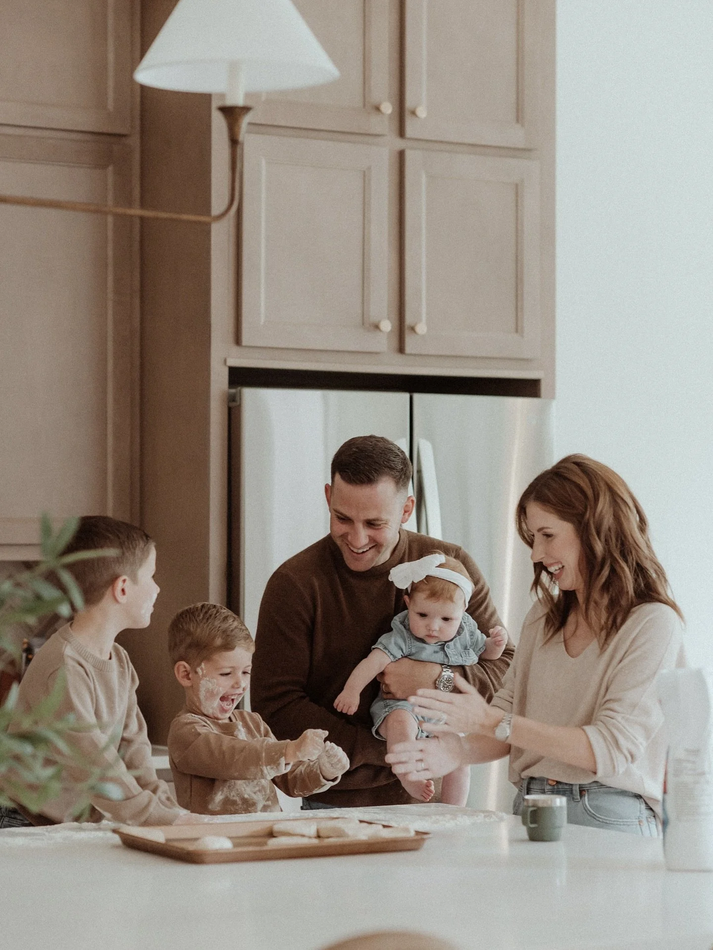 Currently experiencing all the holiday feels&hellip; while also pretending I don&rsquo;t have a mountain of decoration bins sitting in my living room like festive little reminders that I have zero free time. 🎄✨ I want to decorate so badly I can prac