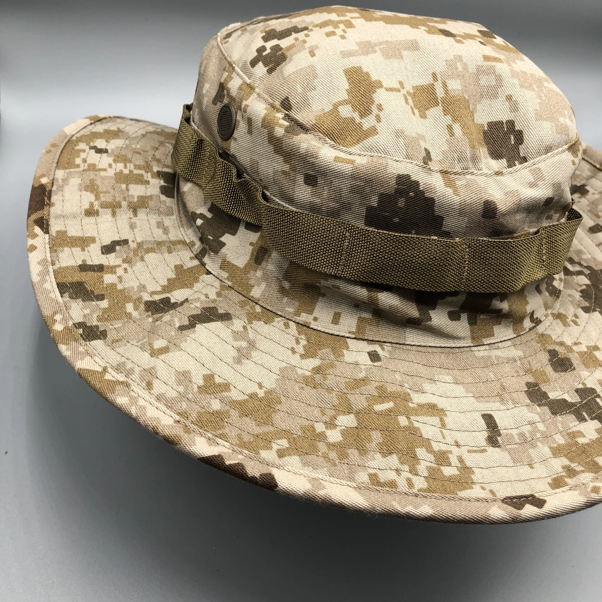 Bucket hat desert camp