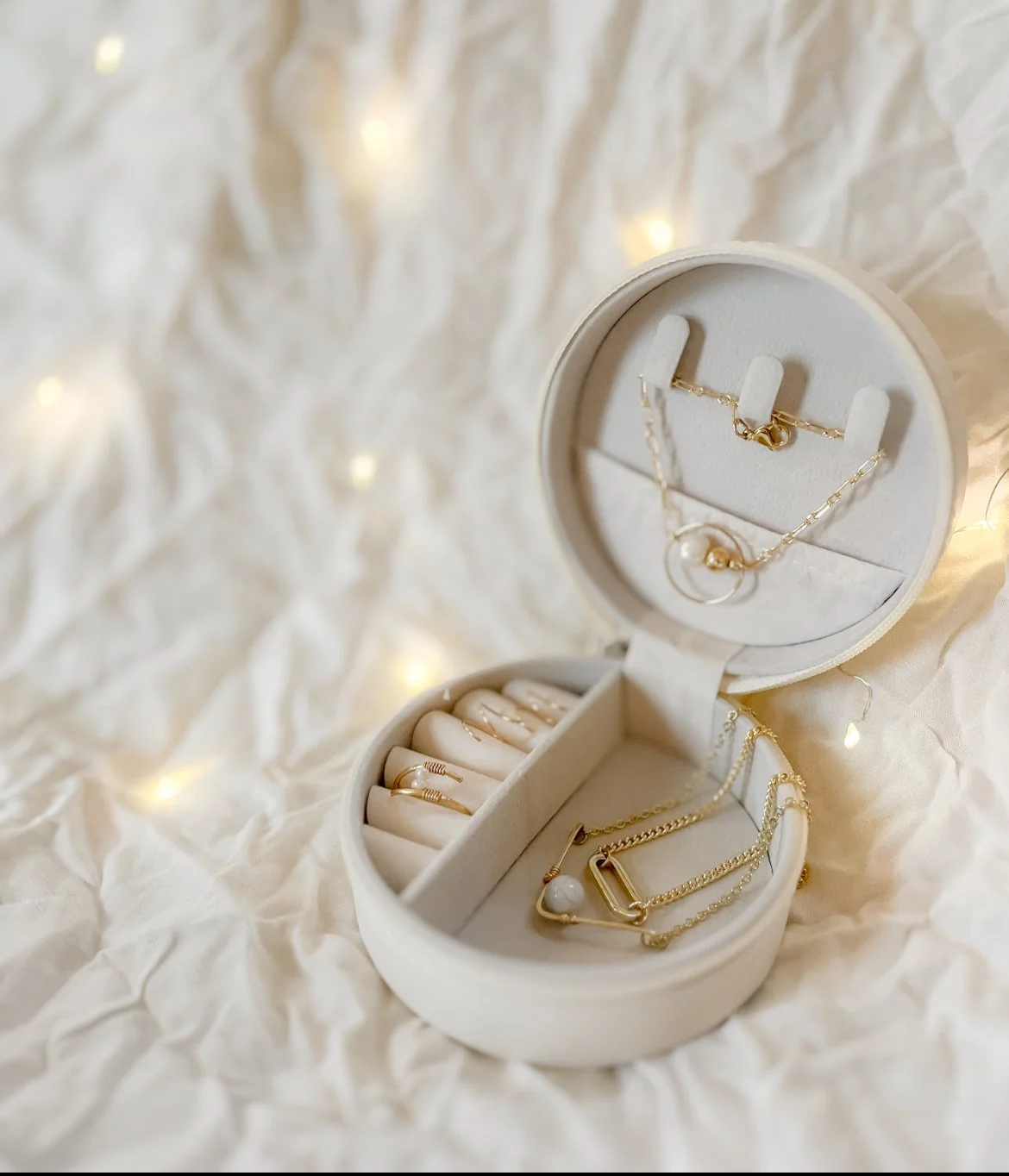 The Perfect Sparkle: Why Jewelry is the Ultimate Holiday Gift