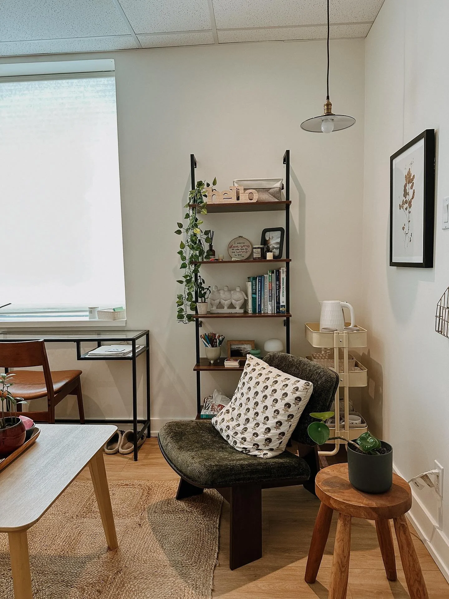 making tiny changes in the office has had me thinking about how small, quiet shifts often lead to more sustainable and meaningful change. 

tiny changes in the office 👉🏻 big impact in how the space feels 
tiny changes in therapy 👉🏻 big impact in 