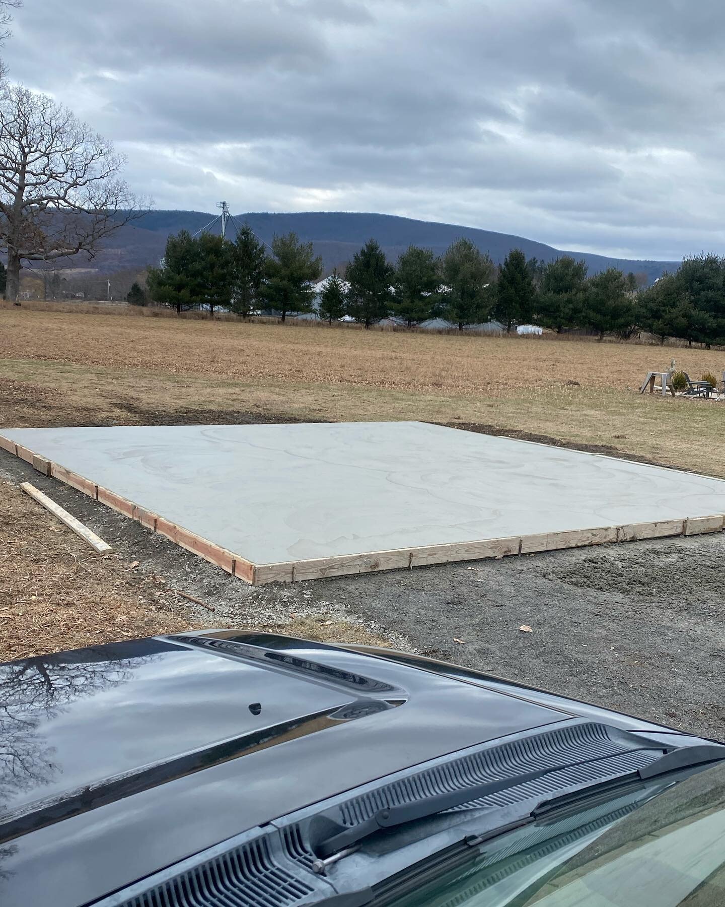 2 men, 37 degrees out, poured, placed and finished in 2-1/2 hrs. Mix design was 5000psi with 2% accelerant and fiber in the mix
#concrete#slab#coldweather#concretelife