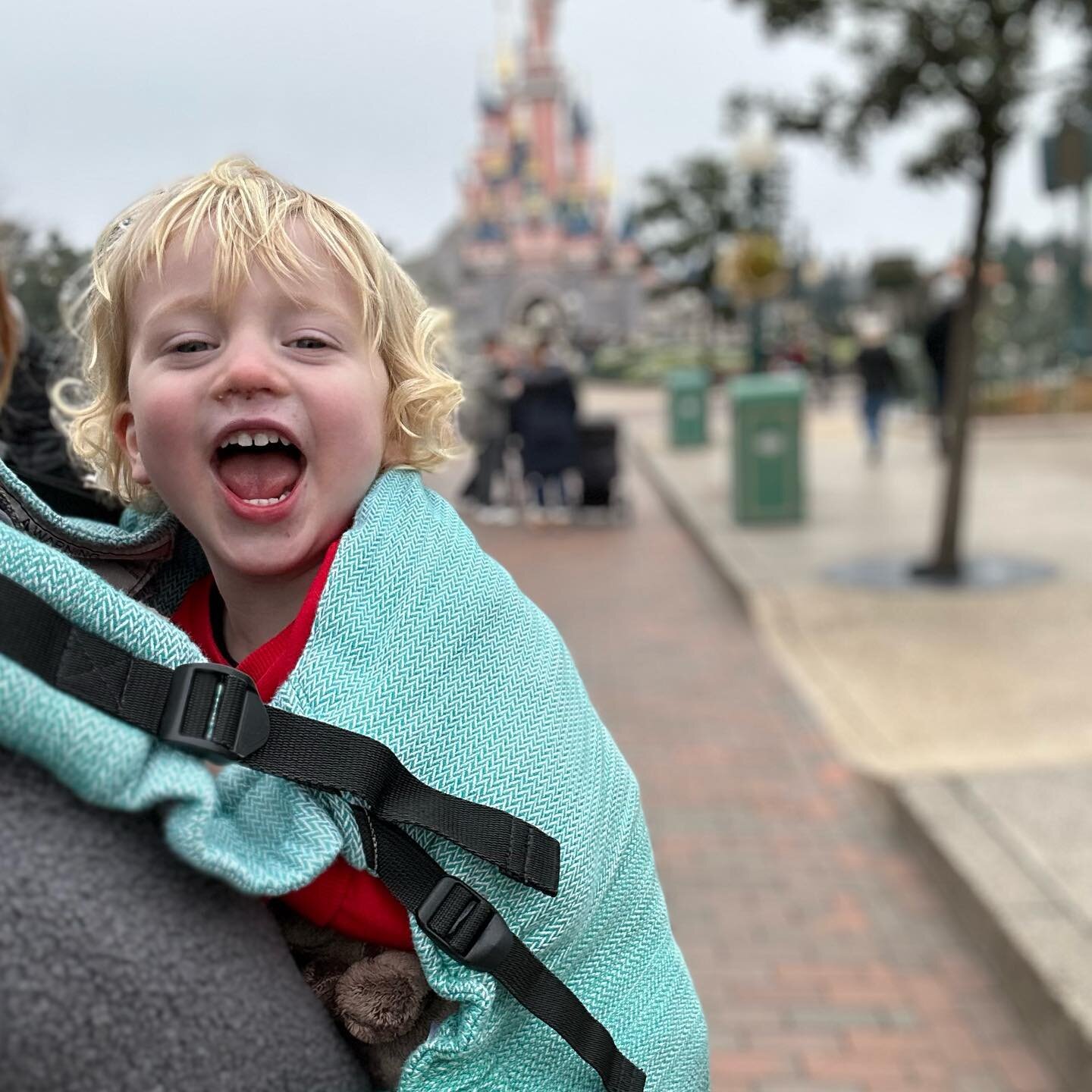 (Slightly snotty) toddler carrying at&hellip; prizes if you can work out the location! (Not a real prize, just the satisfaction of being right!!) 

#lennylamb #toddlercarrier #toddlersling #carryallthetoddlers #toddlercarrying