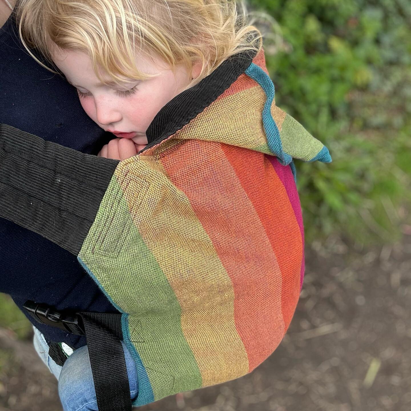 😴 Utterly gorgeous #slingnap yesterday while the bigger one was playing at @mud_club_london in our toddler size @wombatlondon carrier. 

👍 Super soft and comfy for both of us.