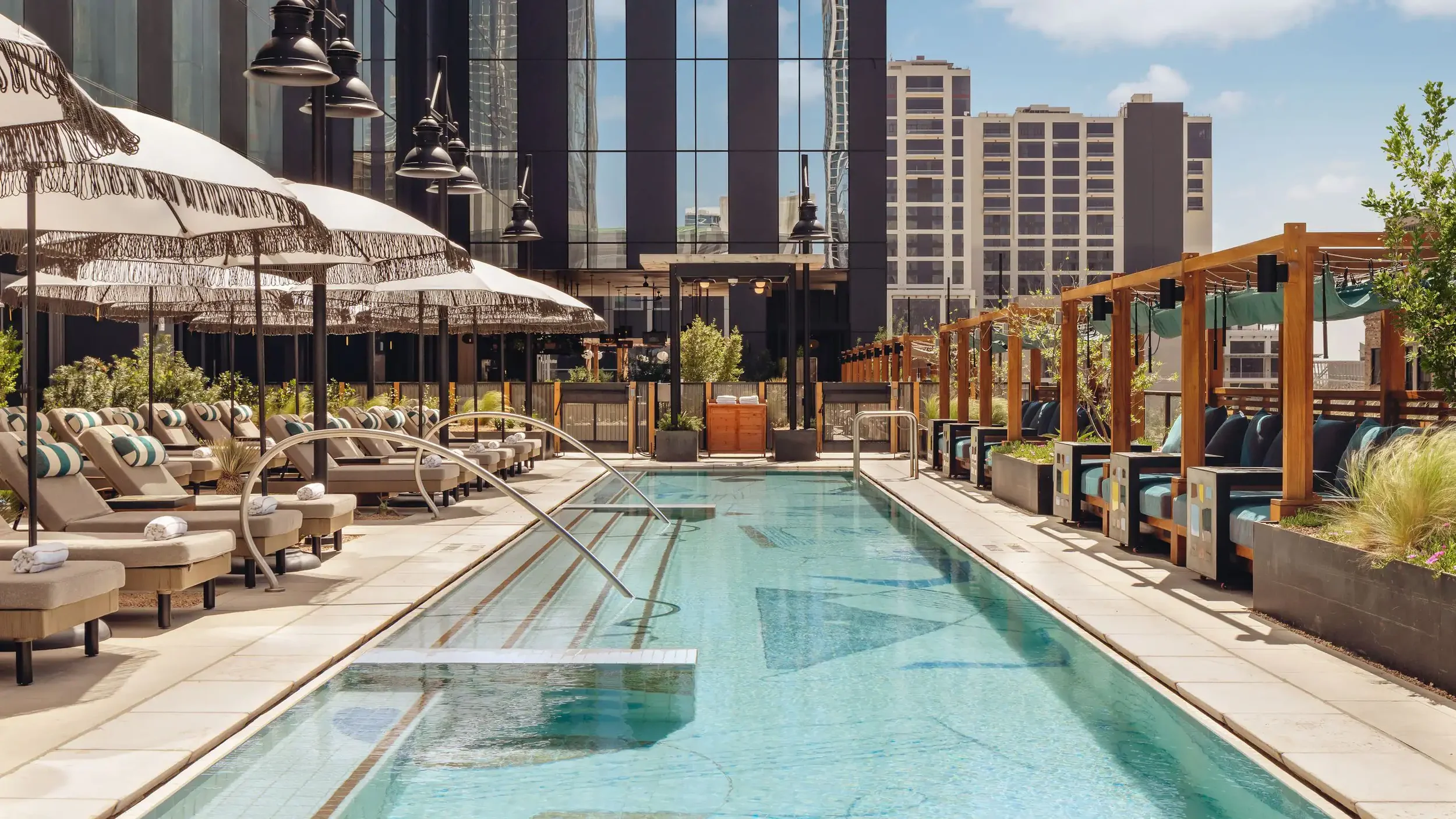 Tommie Hollywood Review: Small Rooms, Big Points Value