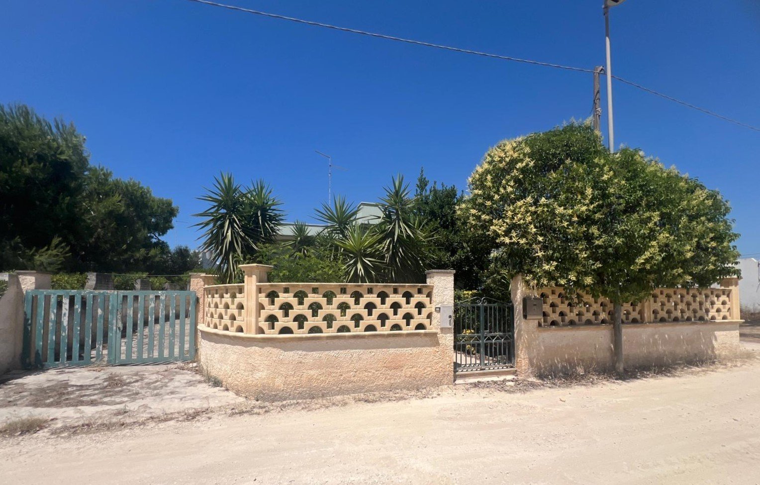 VILLINO INDIPENDENTE CON VERANDA E GIARDINO A 900 MT DAL MARE