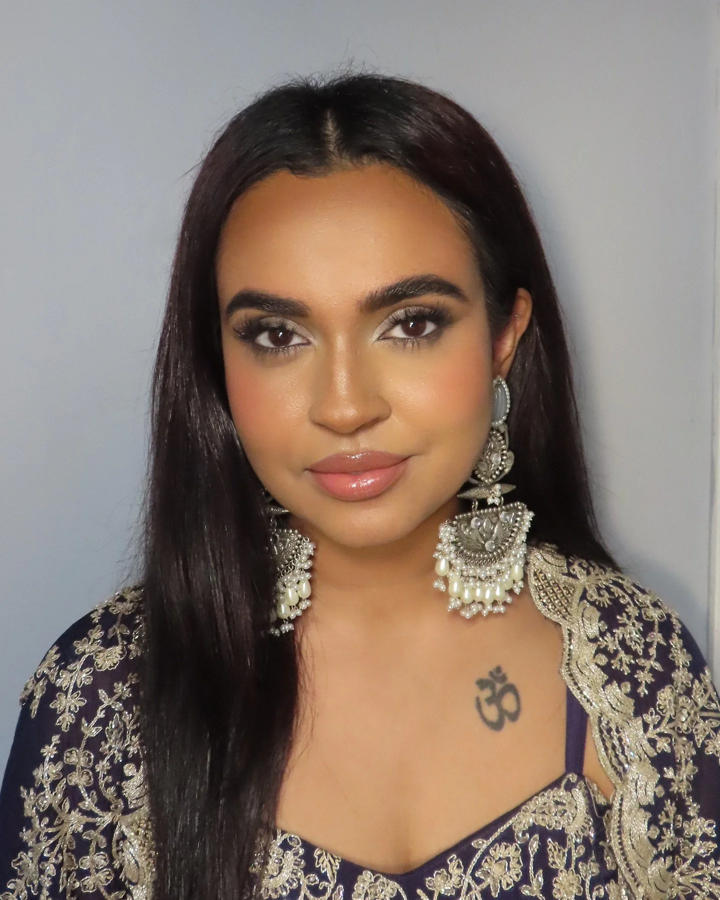 Another look at Sonam from @thehennagirl.andco ! 
Can you believe we only used individuals from @kissproducts 🤩 The look was completed with the beautiful &ldquo; Moonstone&rdquo; earrings from @jieojewels 

#indianweddingbuzz #nonbridalmakeup #freel