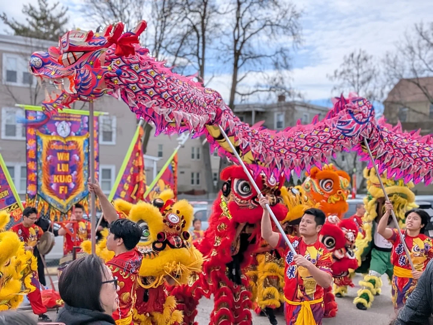 This weekend, Wah Lum Academy celebrated a kick-off in our new West Roxbury space, complete with dragons, lions, Little Mantis performances, and more! 

Want to join in the fun? 🔗 Check out our website for our class and try out schedule 💪

Photo cr