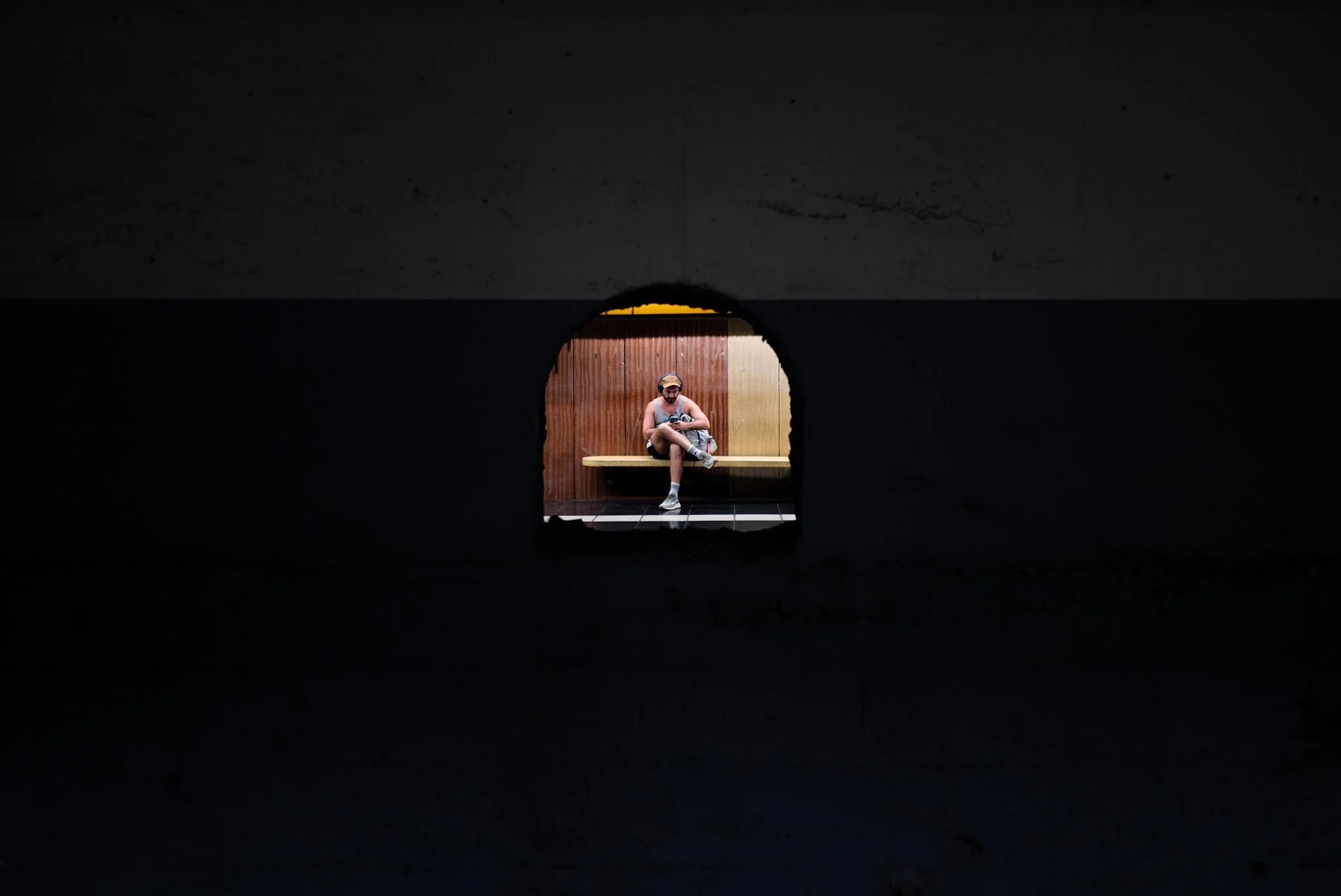 Ventana indiscreta del metro.. #leicaq2 #subframingphotography #streetphotographybcn #leicaphotographer #streetphotographersfdn