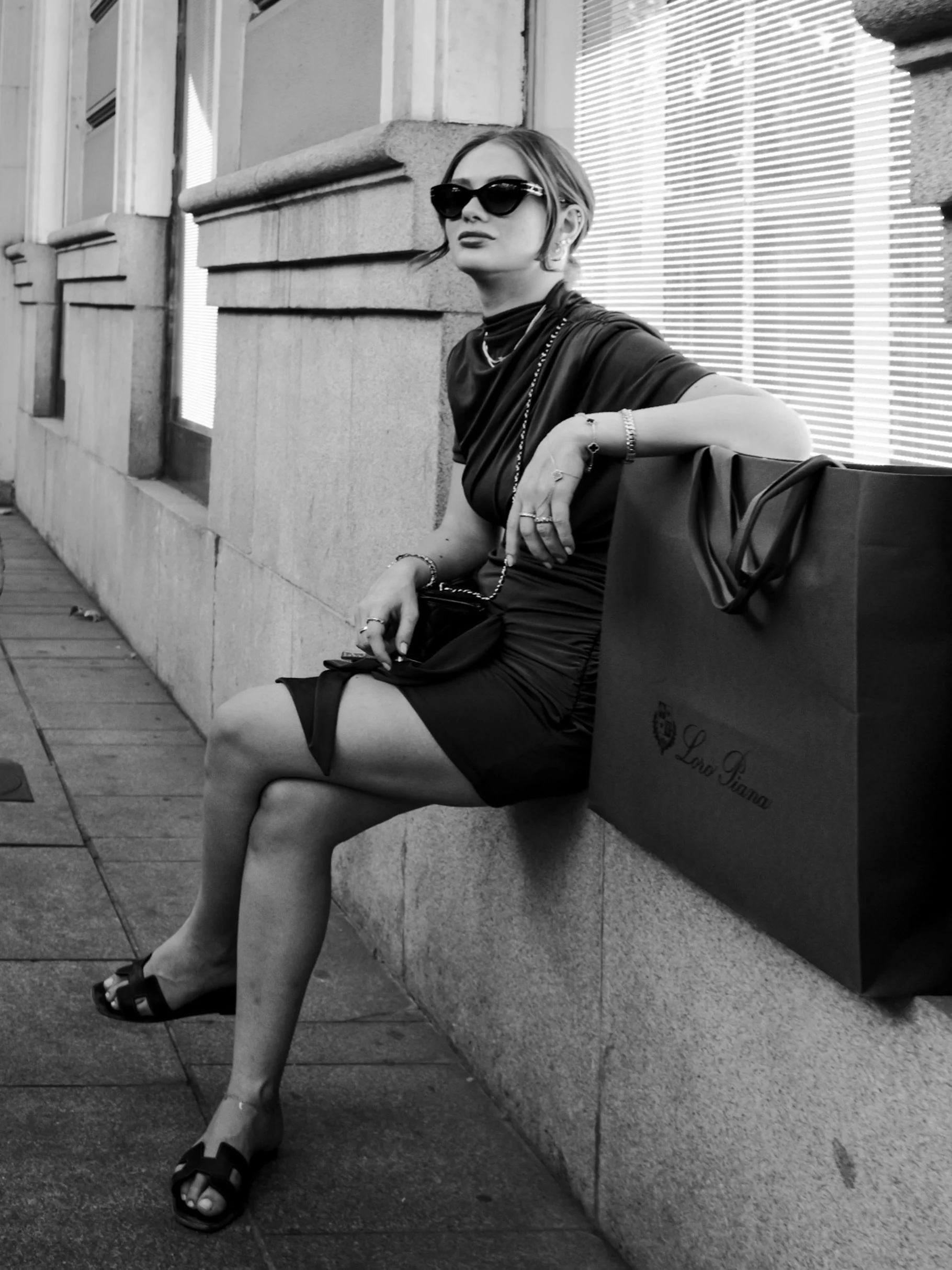 Waiting in style..!!! #leicam10p #leicastreetphotography #leicaphotographer #streetphotography_bw #streetphotofdn