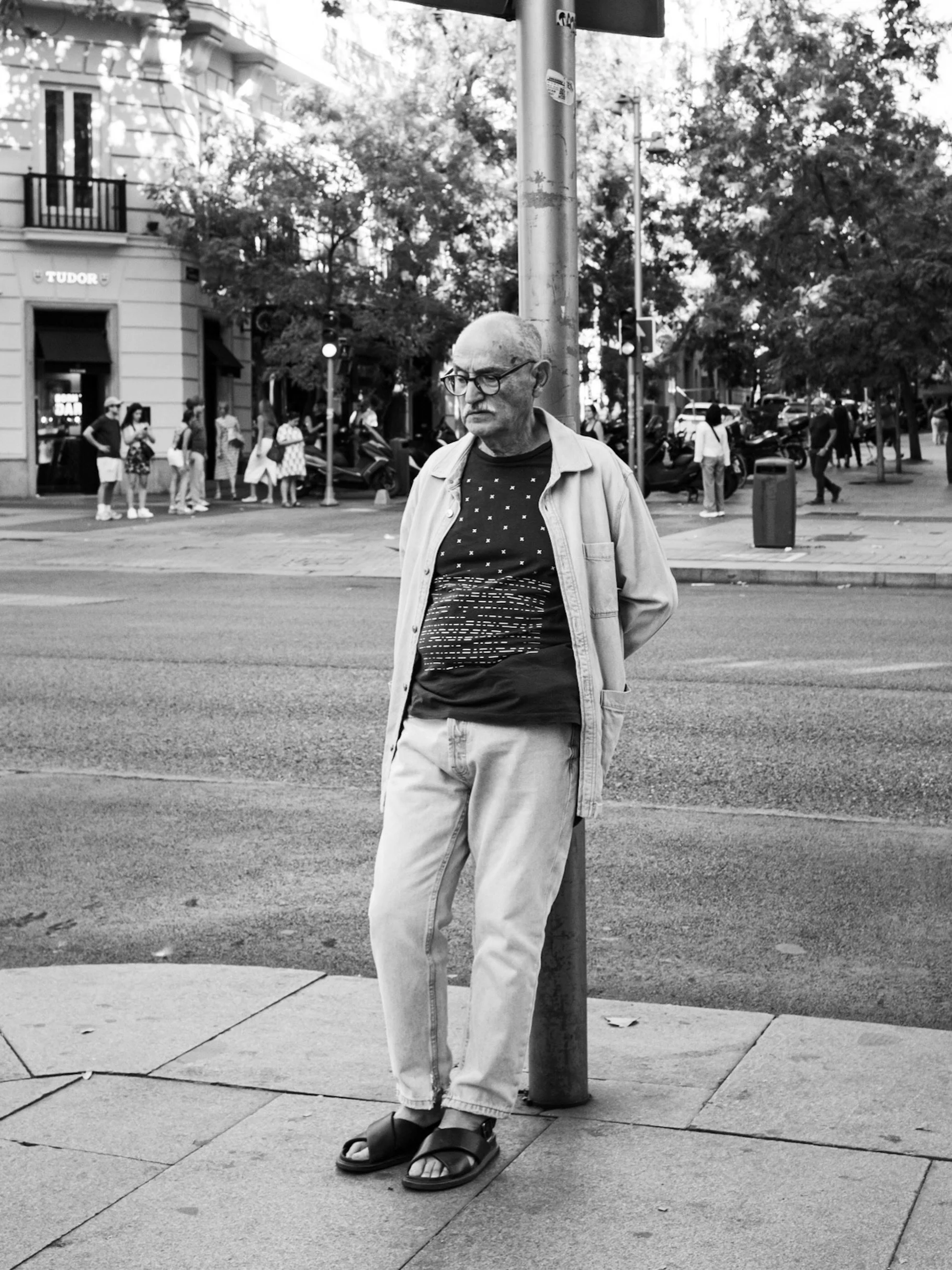 Waiting&hellip; but not the same style!!!! #leicam10p #leicaphotographer #leicastreetphotography #streetphotofdn