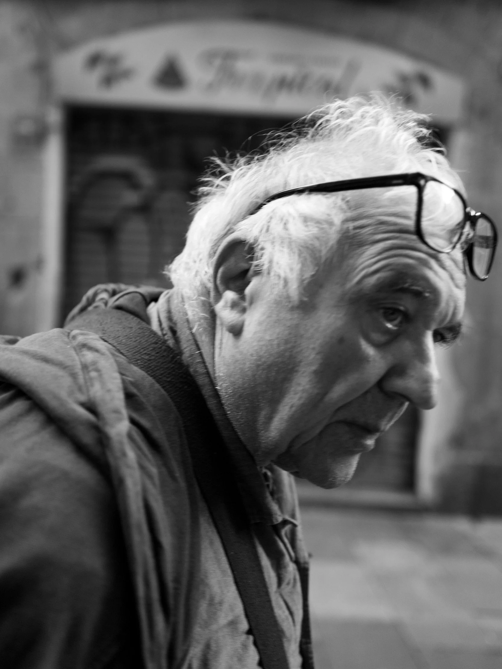 Un retrato, un retrato dividido&hellip; #leicaq2  #leicaphotographer #leicastreetphotography @leicacamera.es #streephotography #streetphotographersfdn