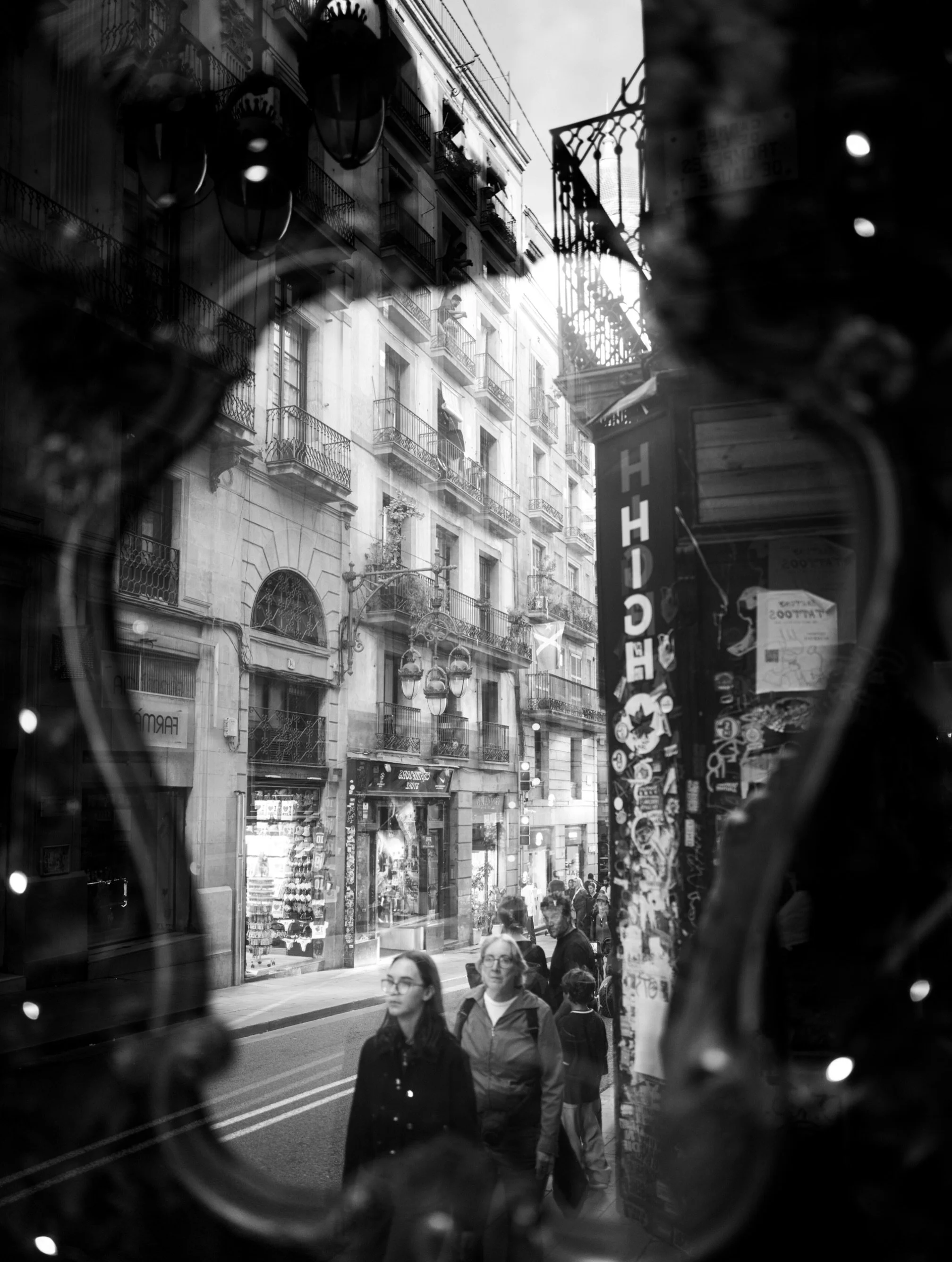 Un espejo &hellip; #leicaq2 #leicaohotographer #leicastreetphotography #streetphotographerfnd #leicabwphotography
