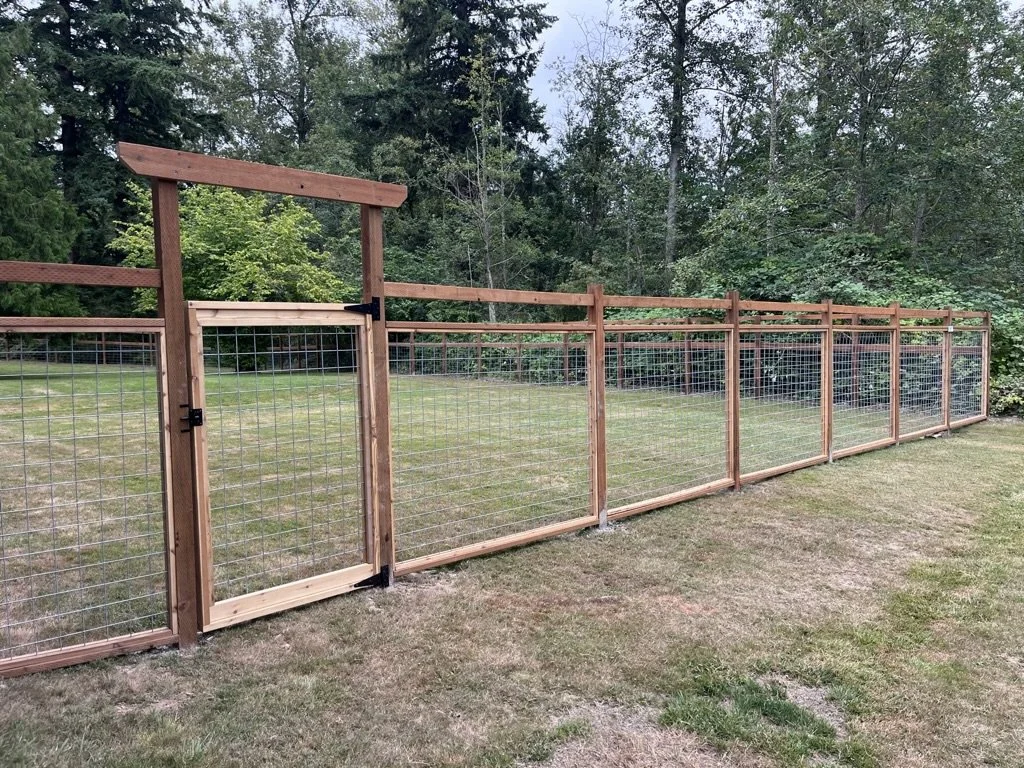 Gardenia - Galvanized Hogwire Trimmed + Deer Rail