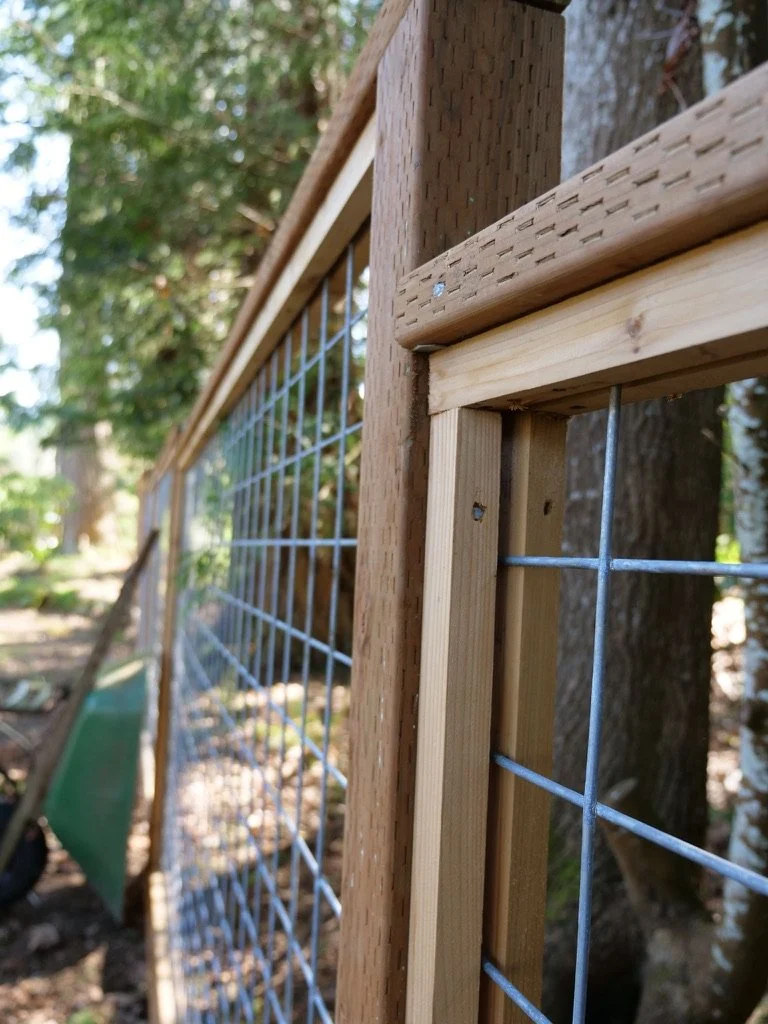 Gardenia - Galvanized Hogwire Cedar-Trimmed