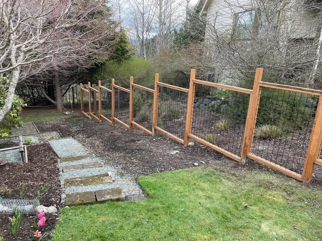 Gardenia - Galvanized Hogwire Cedar-Trimmed