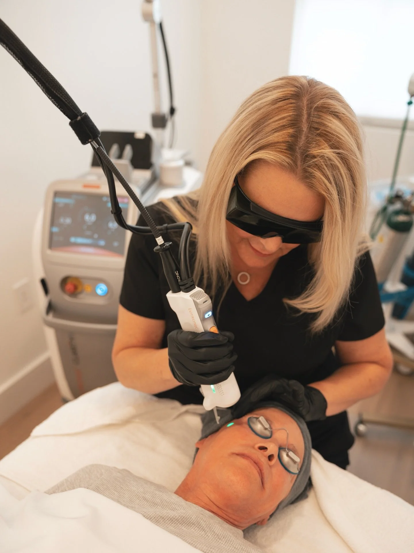 Skin in good hands 🤍⭐️

Laser genesis is one of those treatments that doesn&rsquo;t scream - it whispers 🤫🤍

What laser genesis actually does:
⭐️ stimulates collagen
⭐️ reduces redness
⭐️ improves texture &amp; tone
⭐️ zero downtime

One of our go