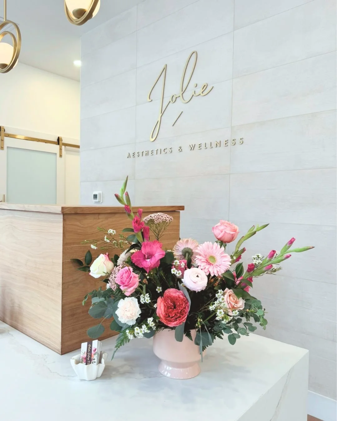 Friday flowers have entered the chat 💐
After a short flower hiatus, the blooms are officially back.
This time from our neighbors at @hudsonvalleyfloral 🌸💐⭐️

Bi-weekly arrangements incoming&hellip; can&rsquo;t wait to see what they create next.⭐️?