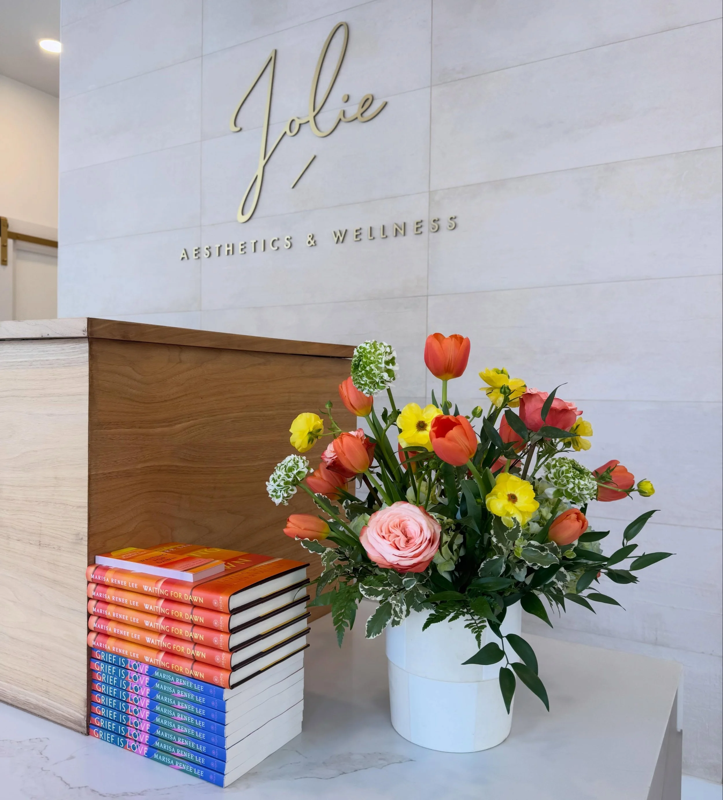 A few floral moments from the last five weeks💐🤍

Flowers by the best @hudsonvalleyfloral 
Books for sale by the amazing @marisareneelee

#griefislove #medispa #hudsonvalley #flowerarrangements #eastdalevillage