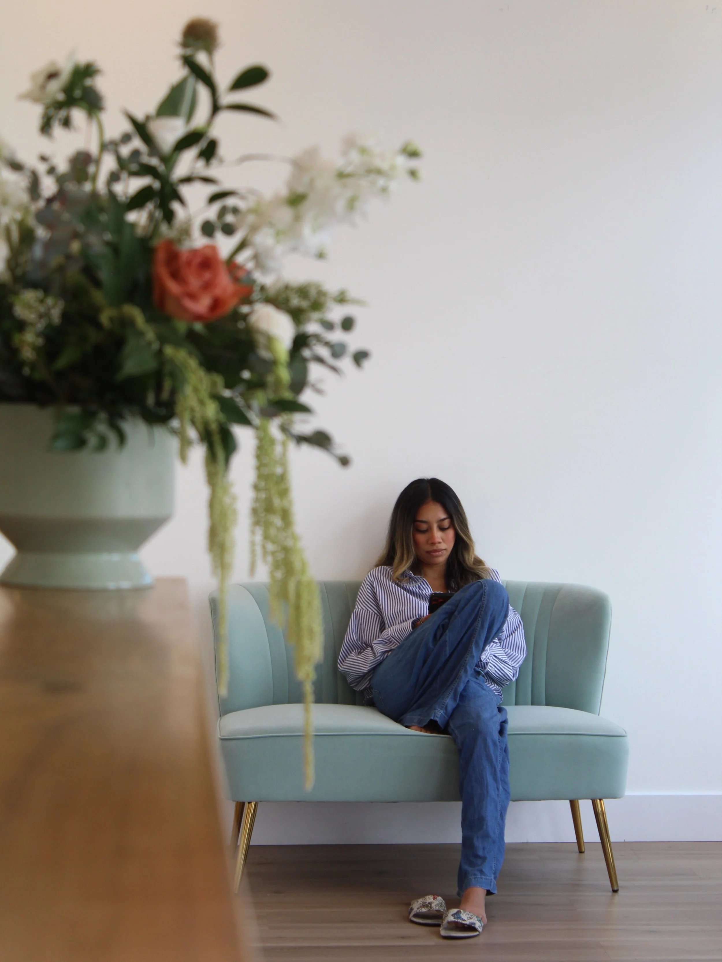 @hudsonvalleyfloral keeping our front lounge in its main character era🌷🤍

#floralarrangements #medispa #hudsonvalley #eastdalevillage #medicalspa
