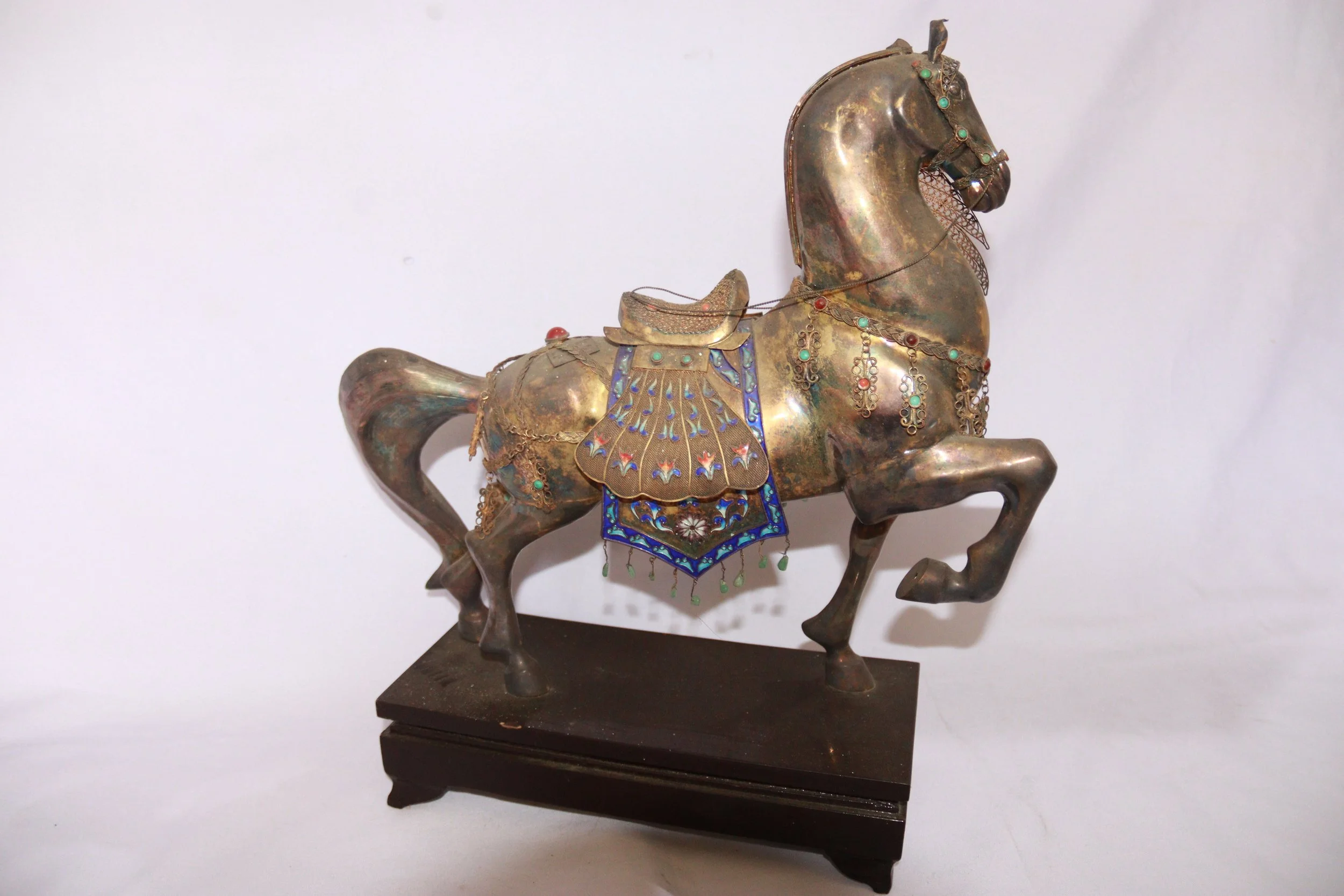 archive number: r-2-017
object reference: 
Horse Statue (Middle Eastern Style)
origin: Middle East (assumed)
date: -
notes: This horse statue has distinctive Middle Eastern characteristics and represents an example of works of art often used to barte