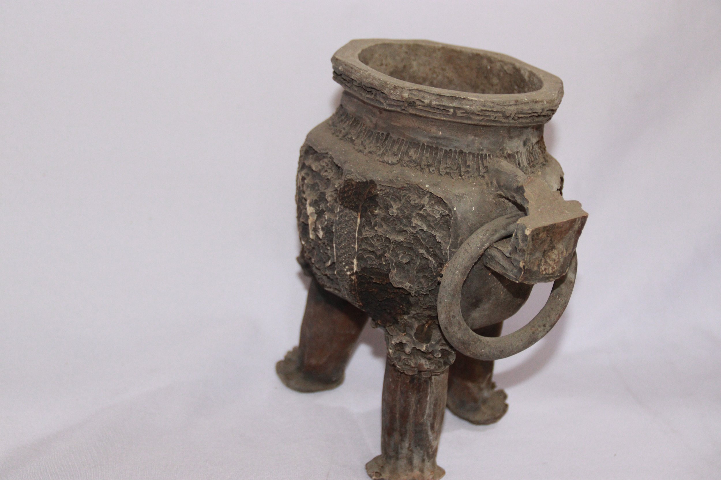 archive number: r-2-018
object reference: 
Incense Burner
origin: China (assumed)
date: -
notes: Incense burners, likely inspired by Buddhist or East Asian styles, are used to hold various forms of incense, such as sticks, cones, or powder, and are u