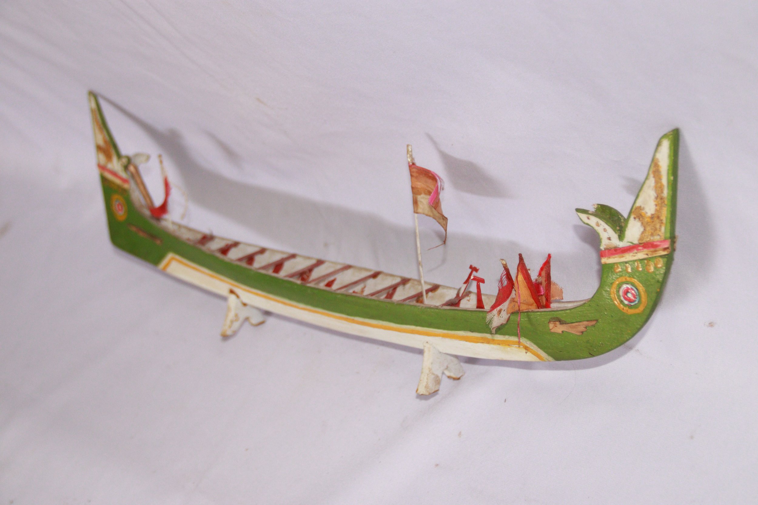 archive number: r-6-006
object reference: 
Belang Kampung Adat ____ Model
origin: Banda
date: 
notes: Belang are customary rowing boats used for centuries in Banda for a range of purposes, including naval warfare, ritual, racing and cultural events. 